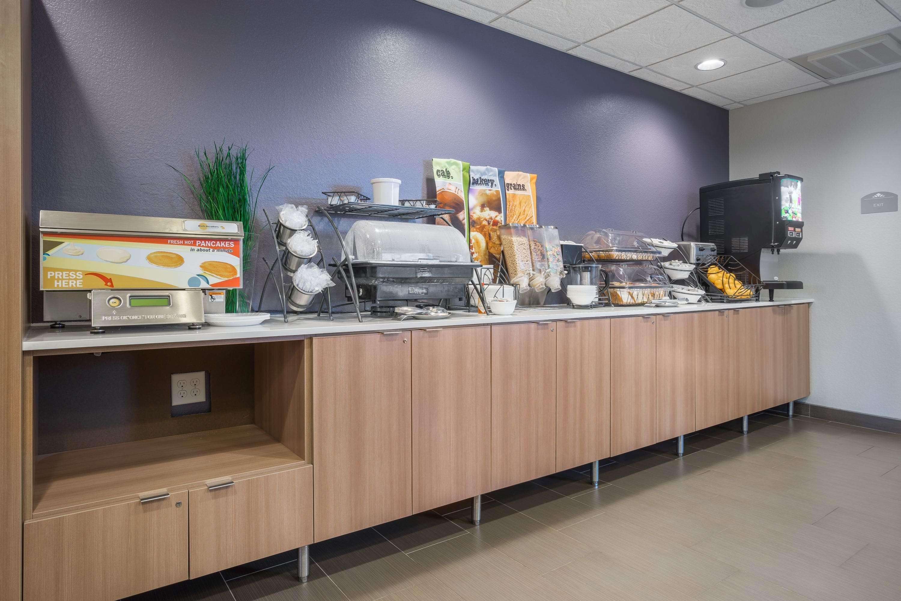 穆尔黑德法戈区麦克罗特套房酒店 Moorhead 外观 照片